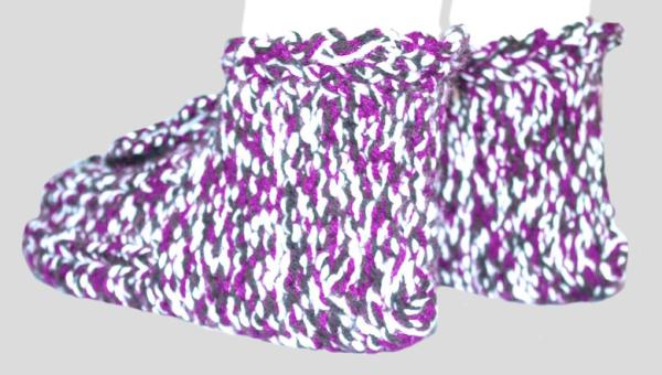 Knitted slippers in purple, black, white from polyester in size 38/39